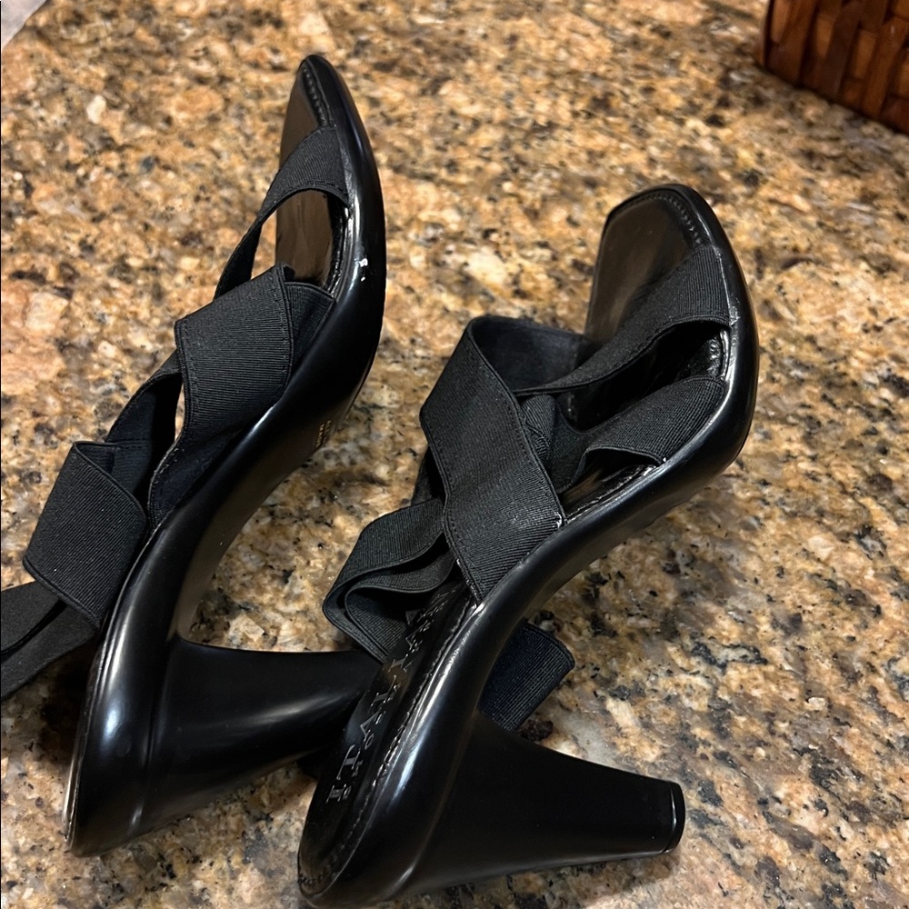 Italian Shoemakers Black Crisscross Sandals - Picture 6 of 6